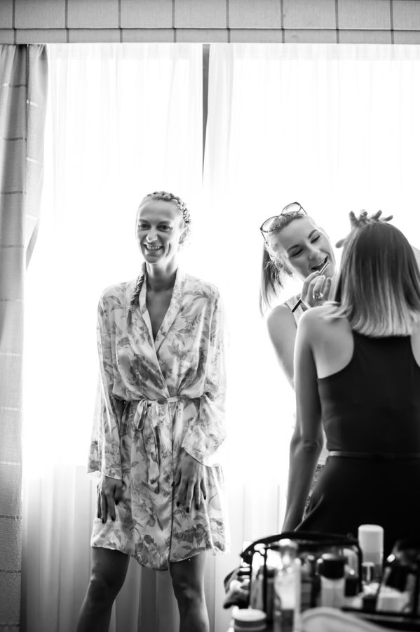 Készül a koszorúslány smink